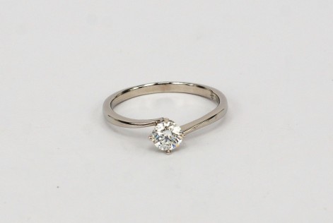 18K WG Diamond Ring