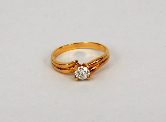 18K YG Diamond Ring
